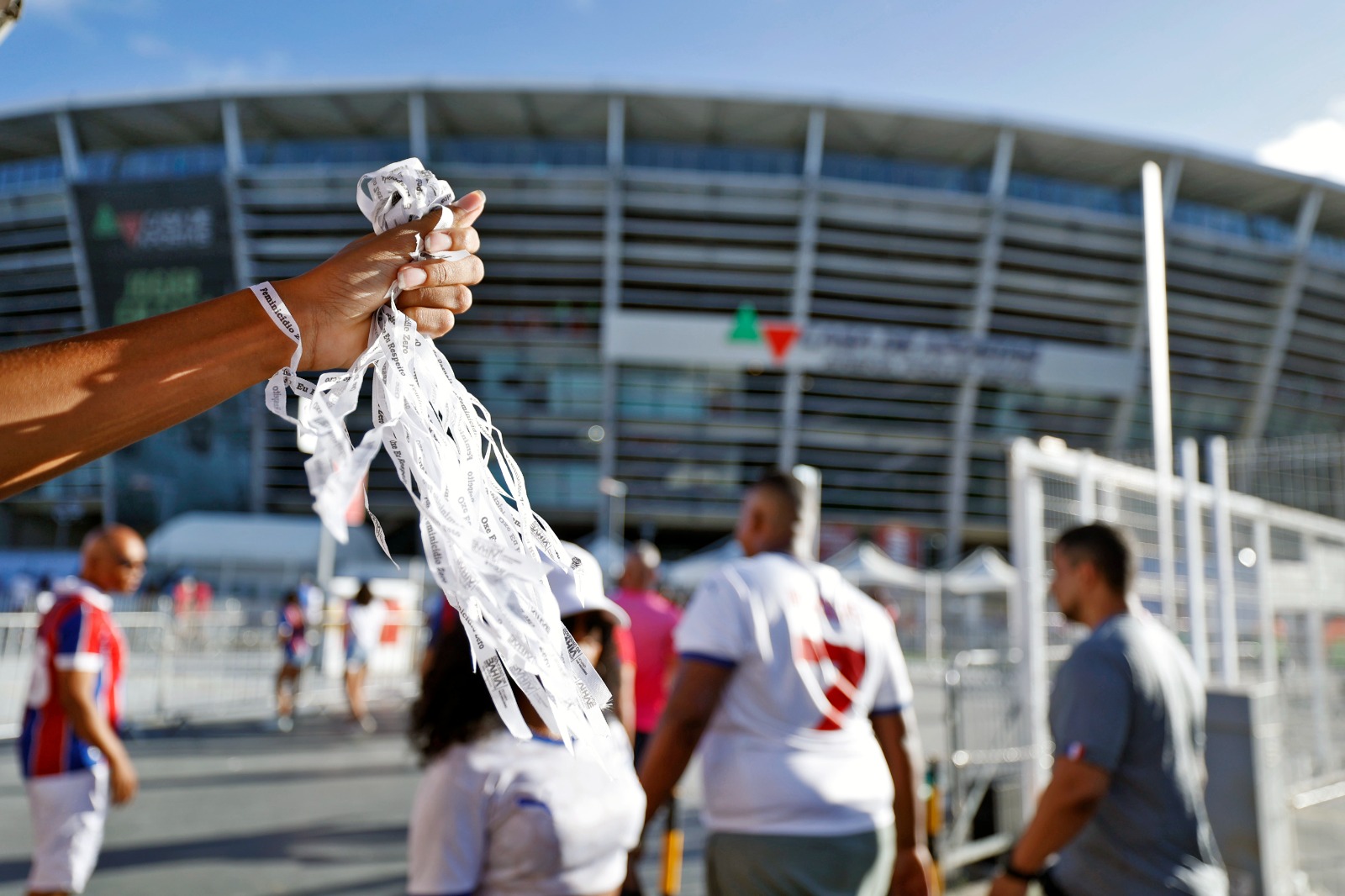 ​Campanha Laço Branco mobiliza torcedores contra violência de gênero durante final do Baianão