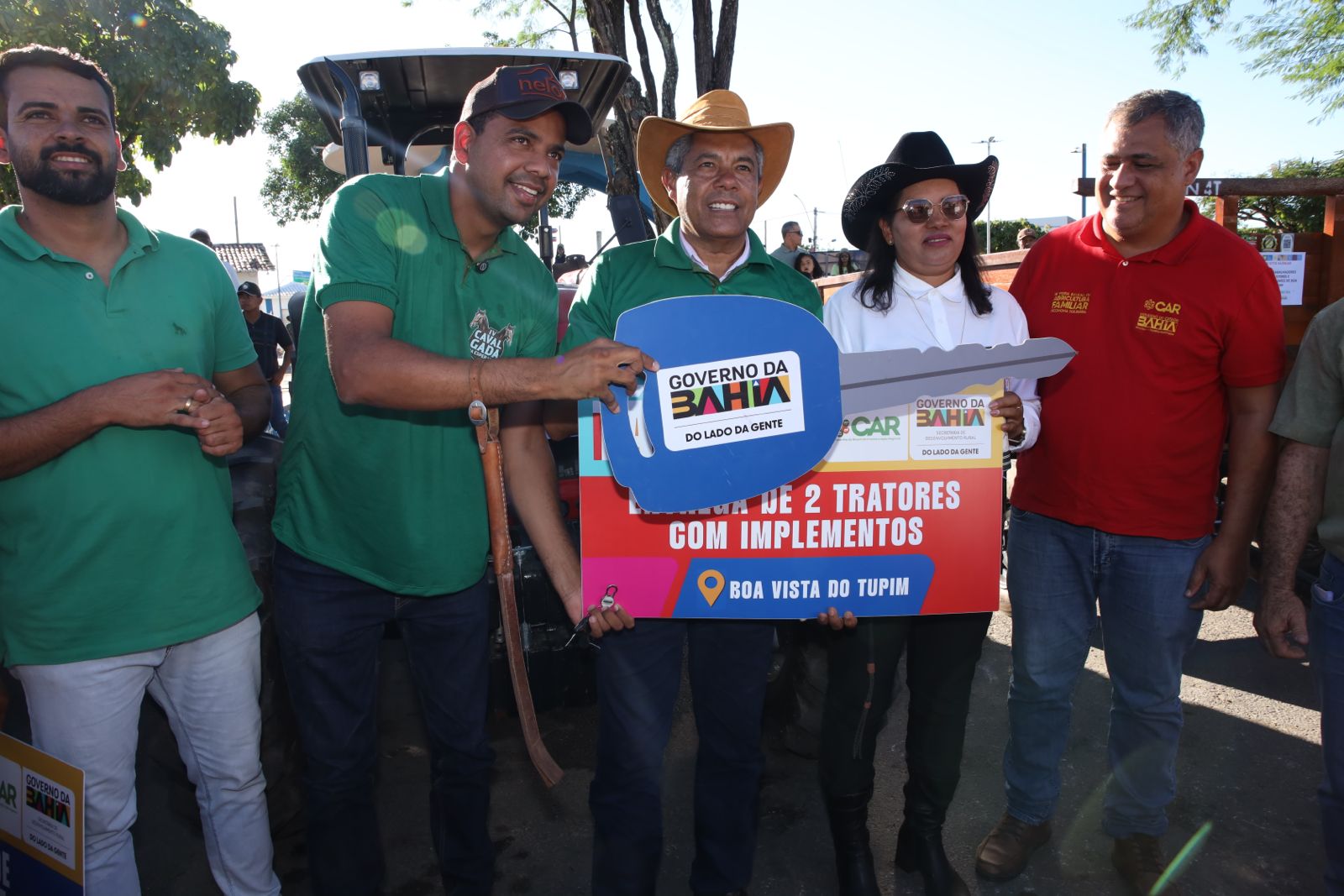 ​Entrega de equipamentos agrícolas fortalece o desenvolvimento rural de Boa Vista do Tupim