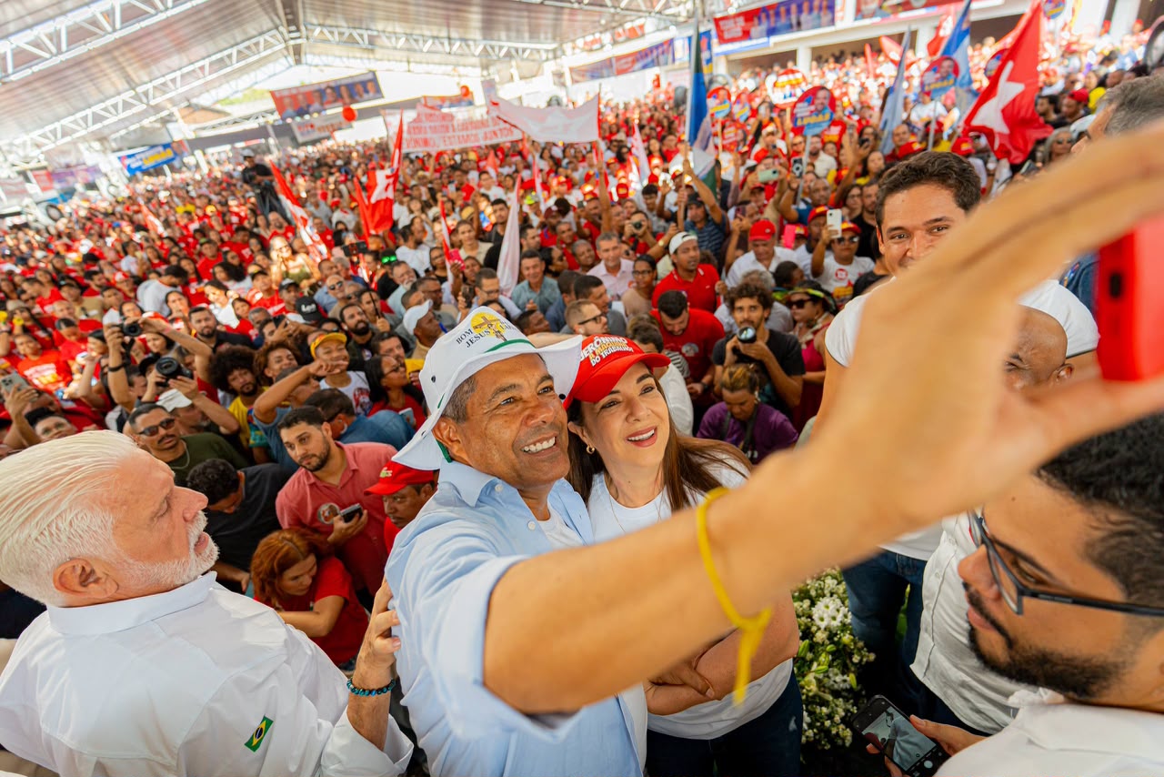 ​Jerônimo reúne multidão e 33 prefeitos e ex-prefeitos em demonstração de força política no PGP de Bom Jesus da Lapa