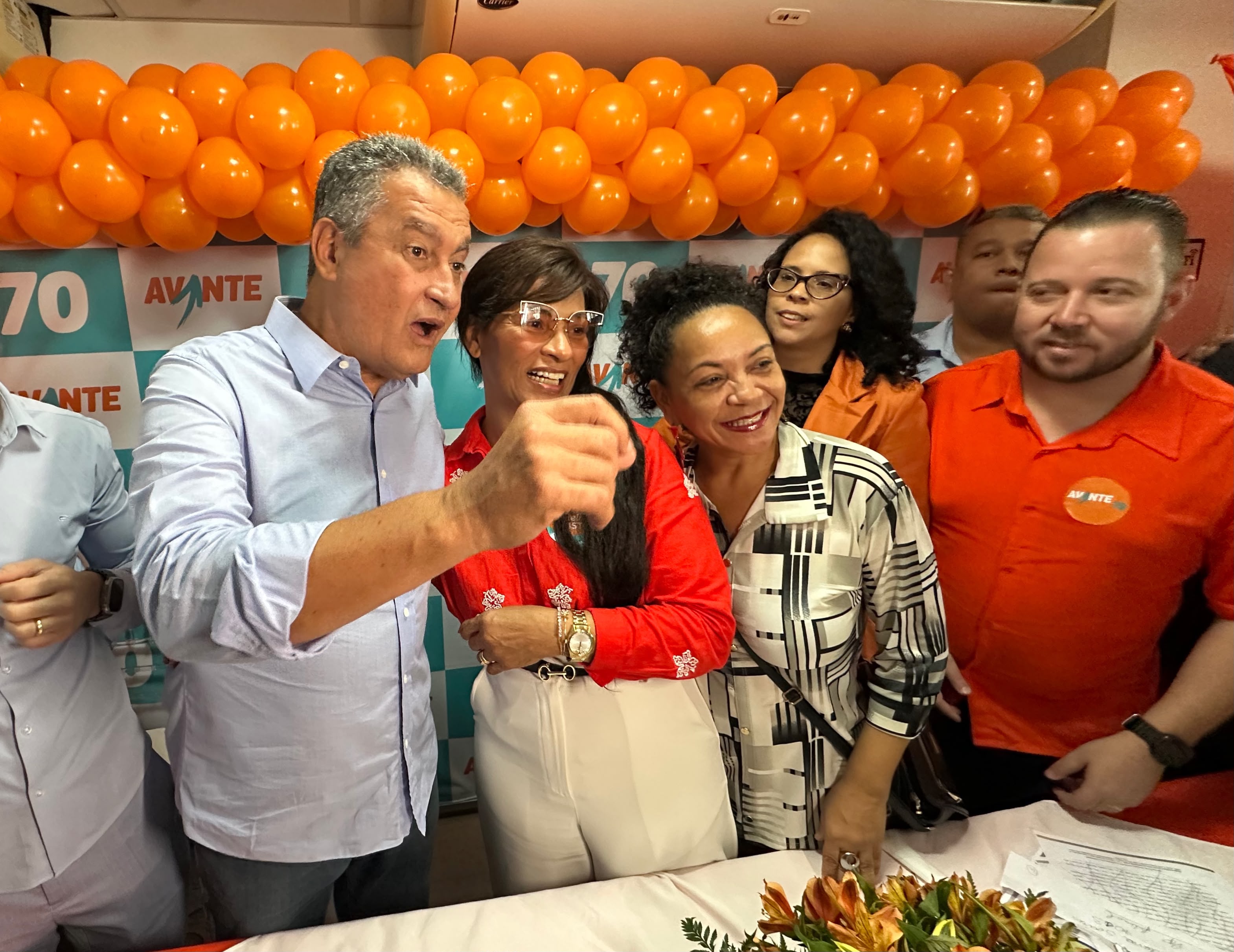 ​Rui Costa critica distância de ACM Neto do povo: “não gosta do corpo a corpo, grava até vídeo virtual”