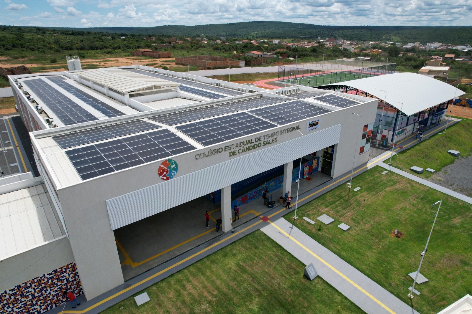 ​Governo do Estado inaugura colégio de tempo integral em Cândido Sales e autoriza construção de 90 moradias do Minha Casa, Minha Vida