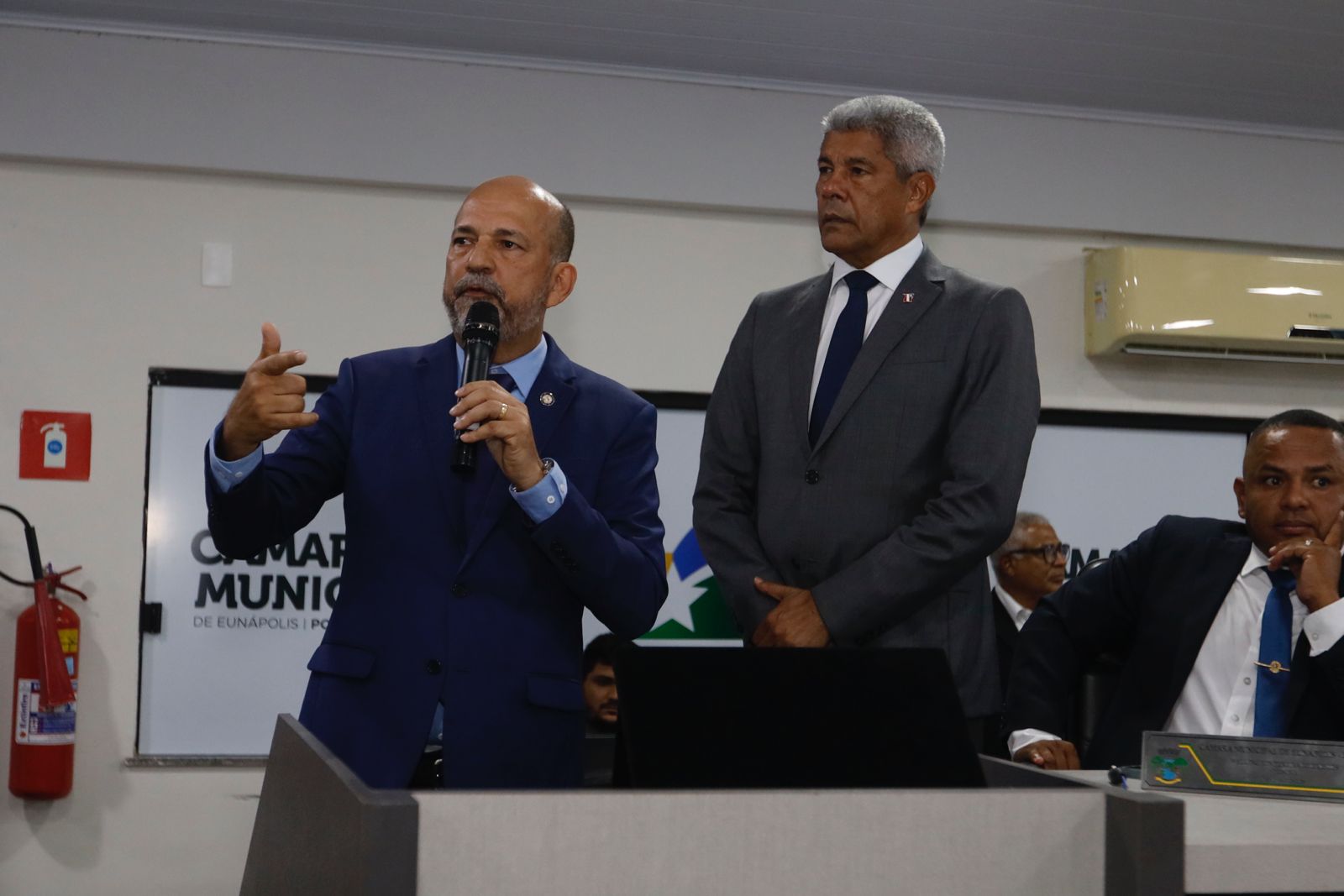 ​Jerônimo Rodrigues recebe Comenda 12 de Maio e título de cidadão eunapolitano