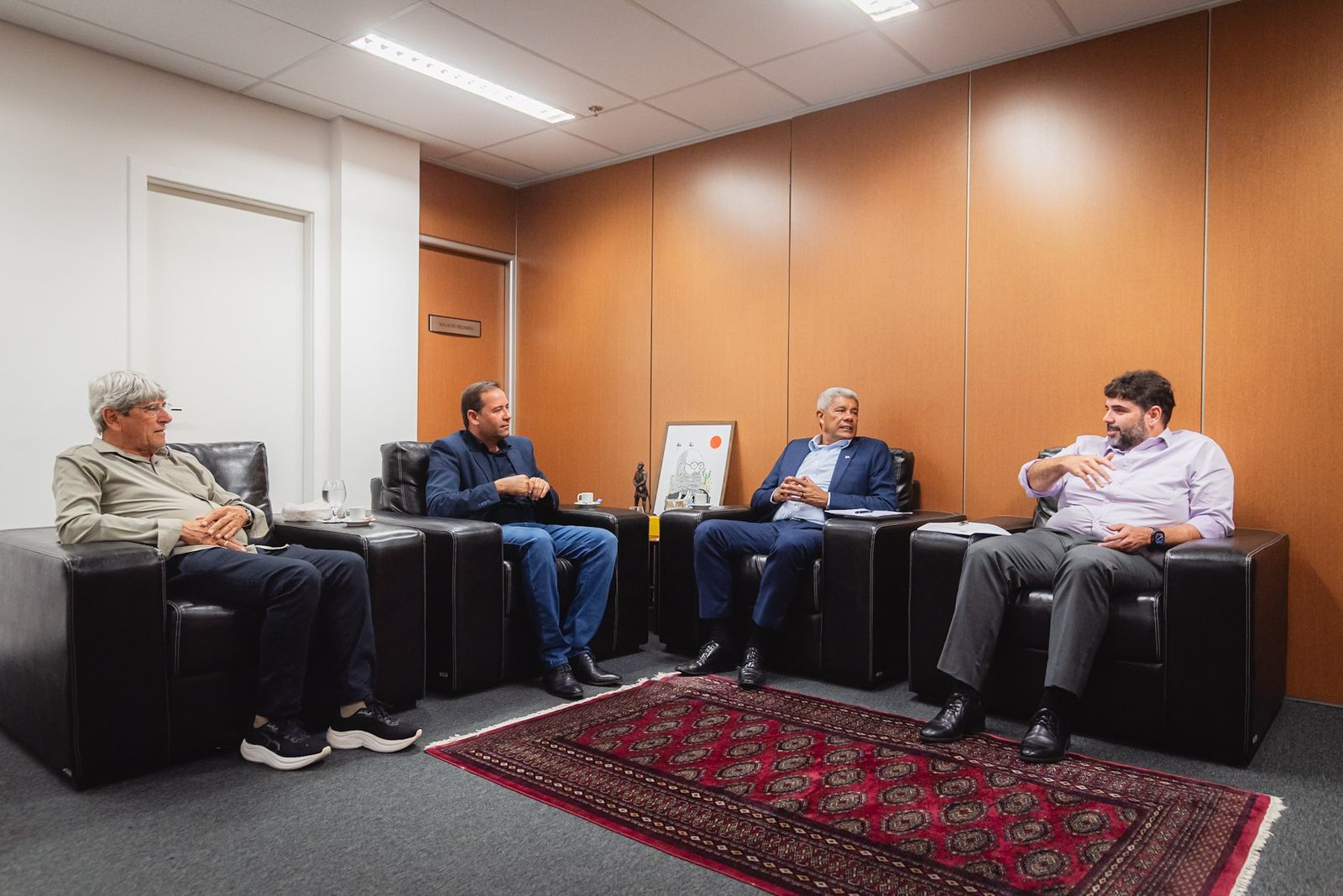 ​Ex-prefeito abandona ACM Neto e se rende a Jerônimo: "tem o meu respeito e gratidão"