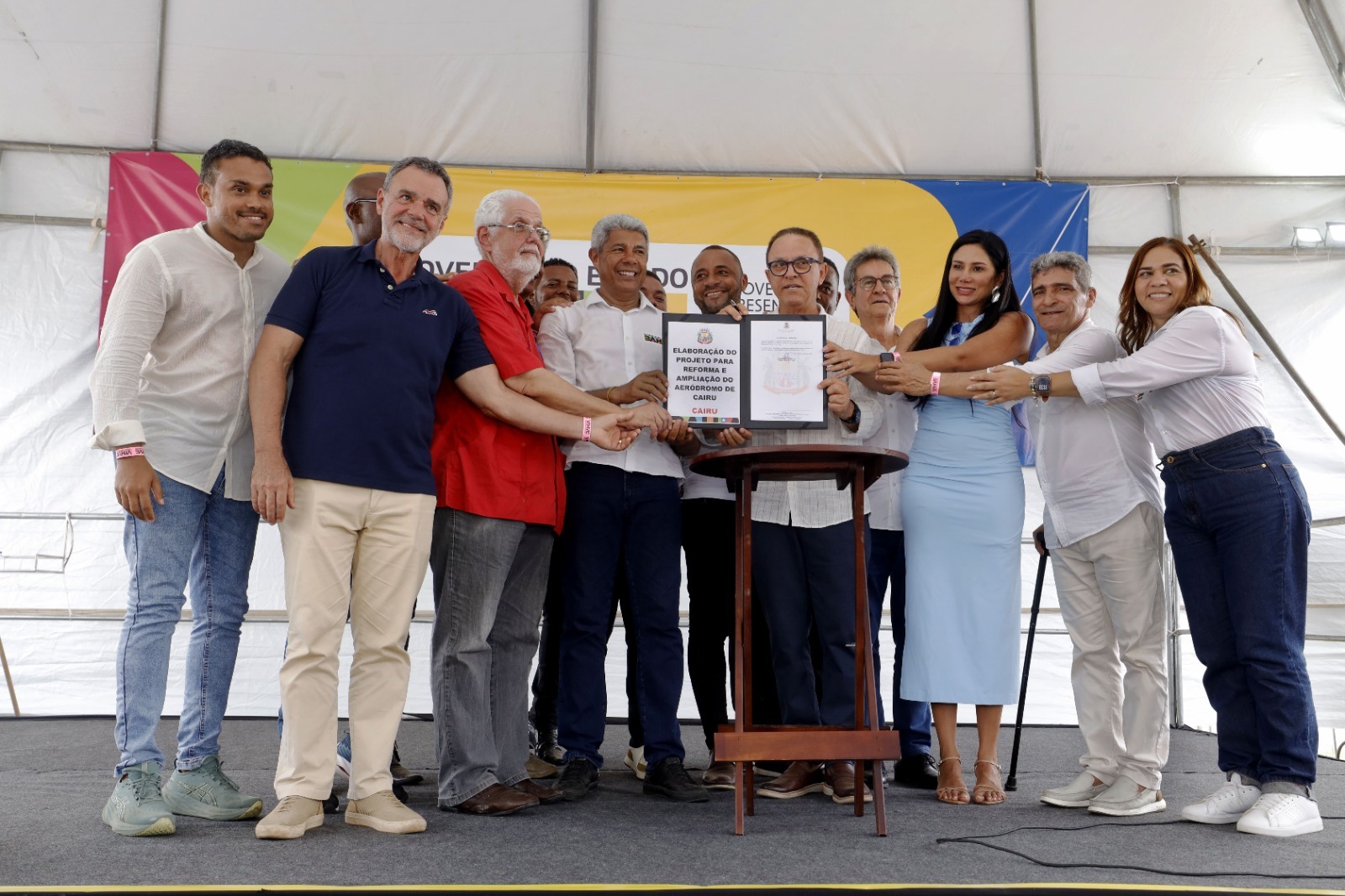 ​Governo do Estado autoriza pavimentação da BA-884 e entrega de equipamentos de segurança e saúde em Cairu