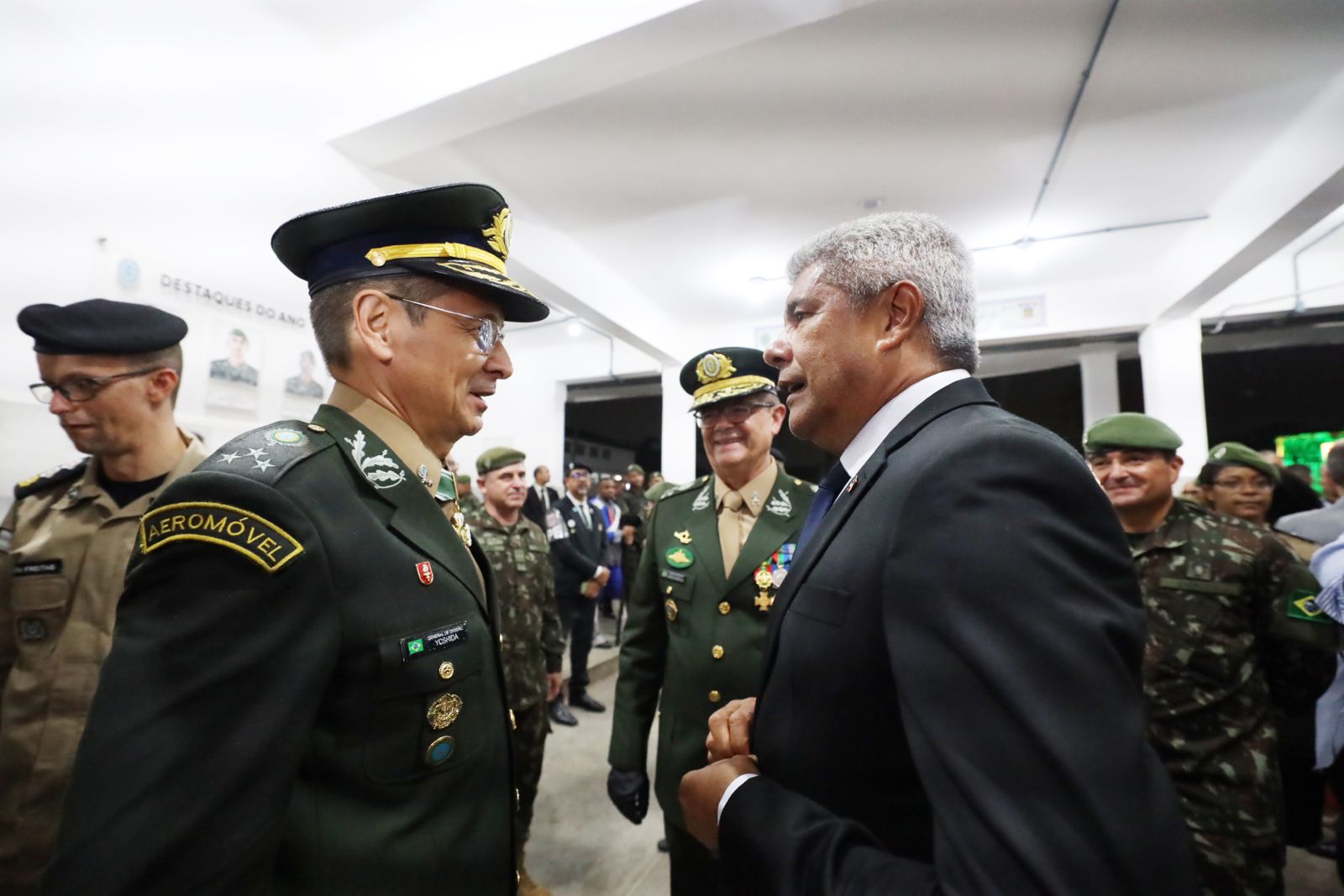 ​Governador acompanha passagem de comando da 6ª Região Militar na capital baiana