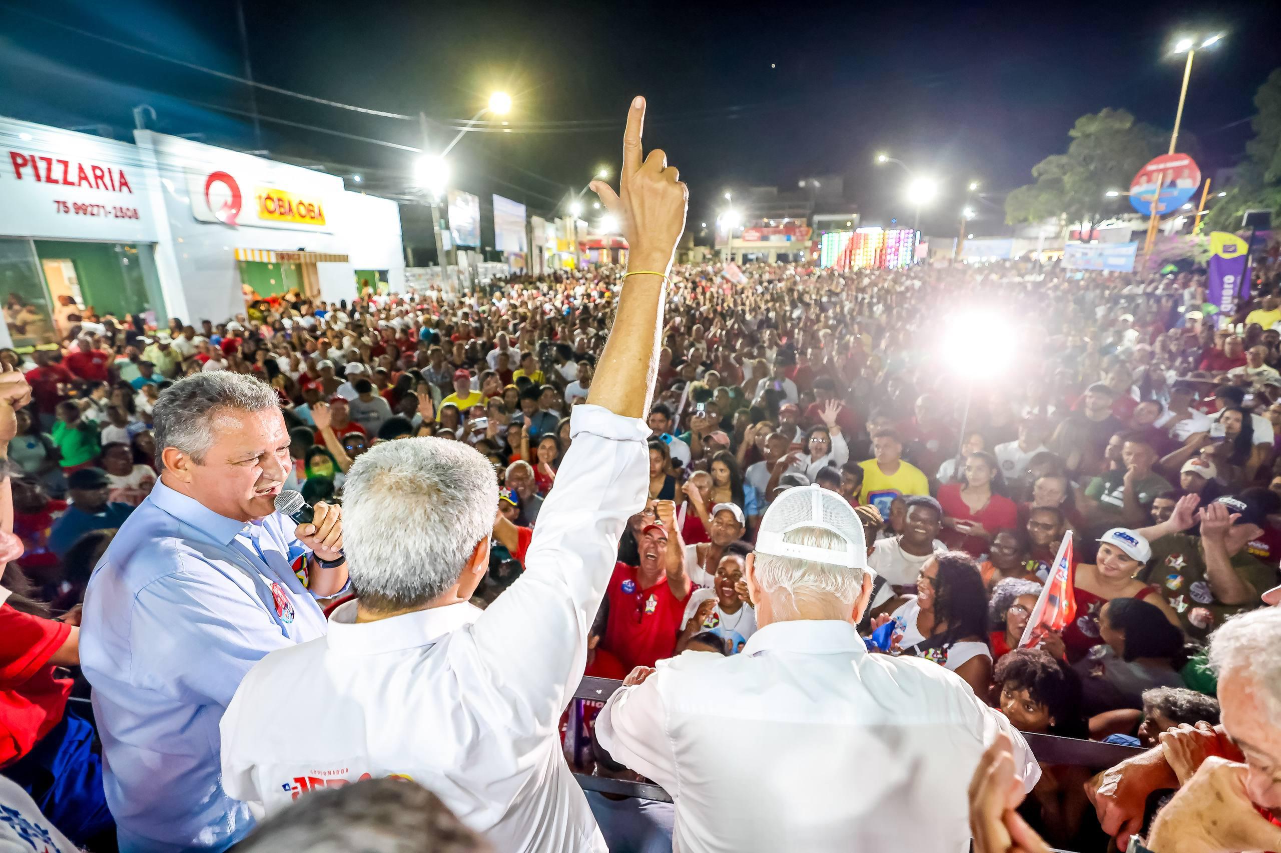​Rui se joga na multidão em Itaberaba e diz que parceria de Lula com a Bahia é “casamento que deu certo”