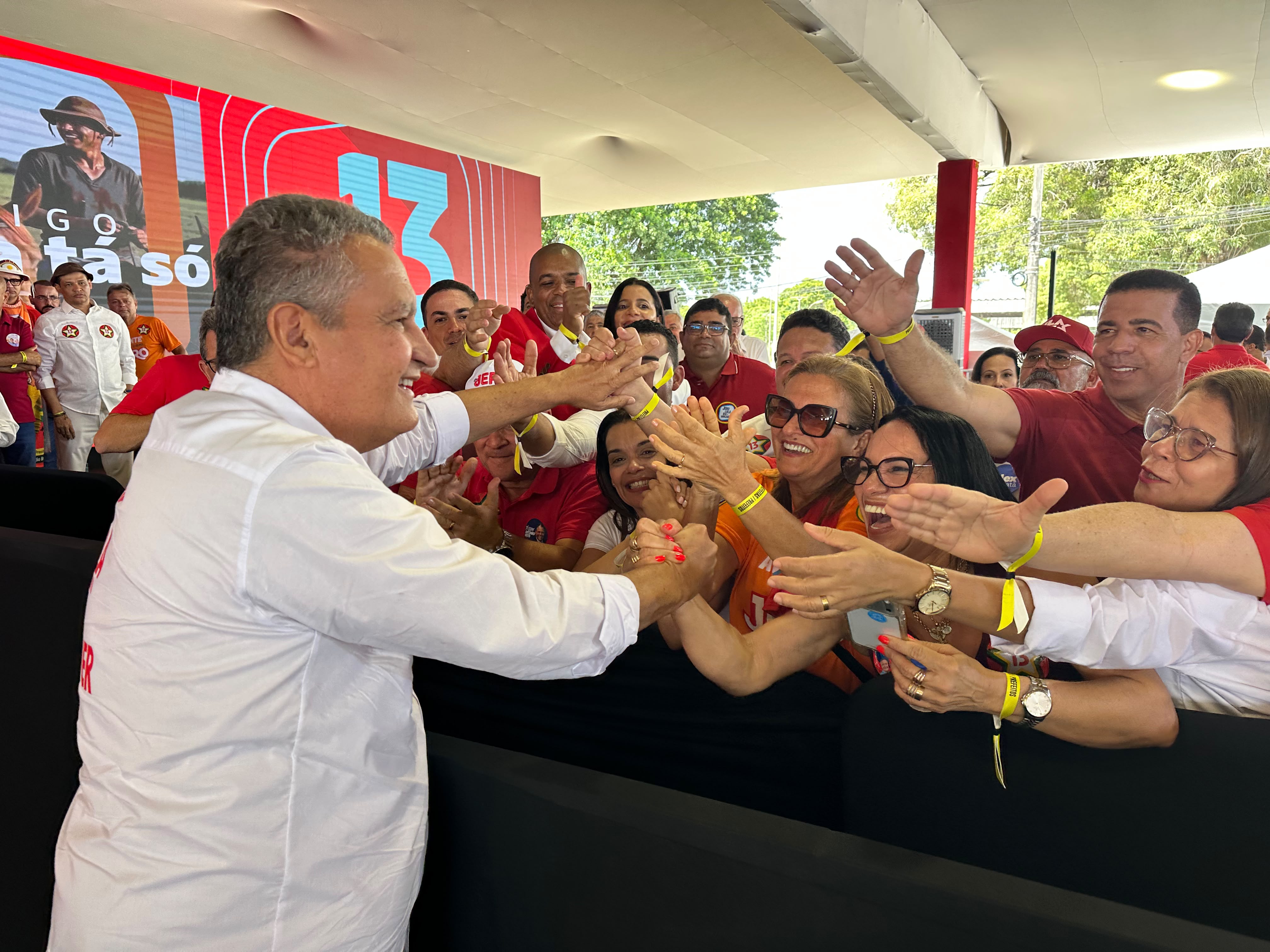 ​Rui quebra o protocolo e vai ao encontro dos prefeitos e candidatos antes do início da convenção