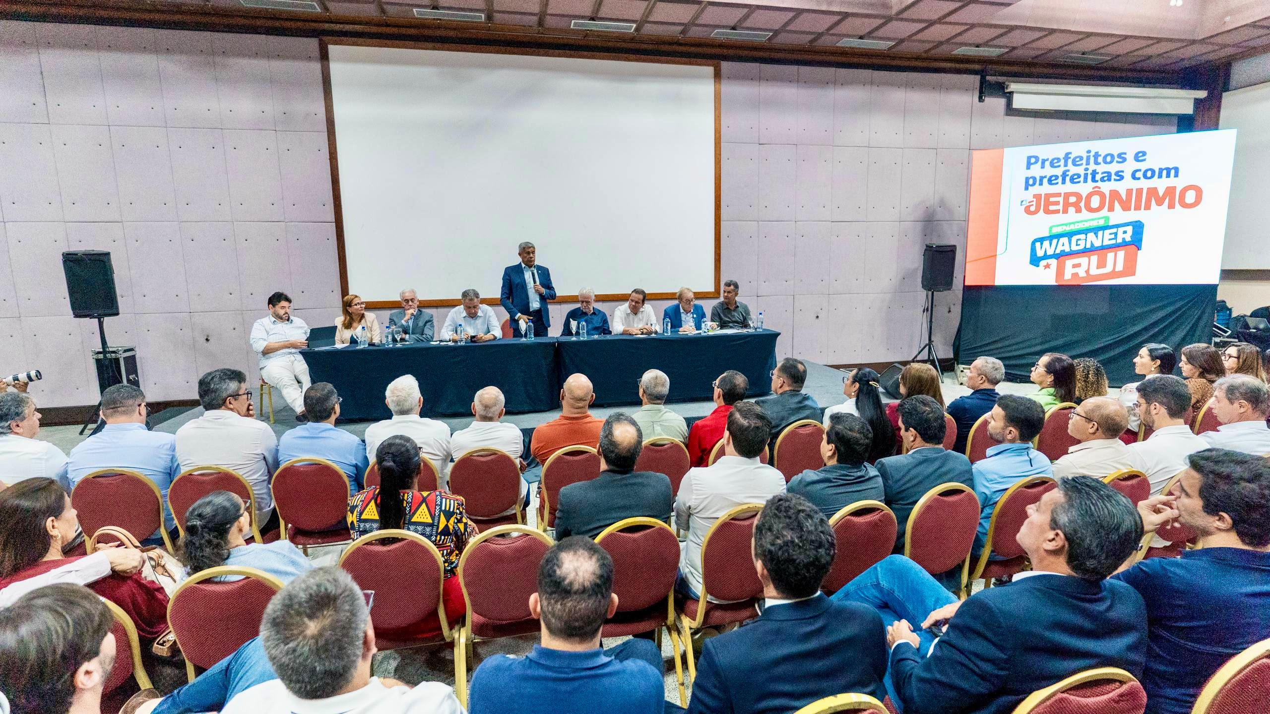 ​Jerônimo, Geraldinho, Wagner e Rui reúnem mais de 70 prefeitos em Salvador