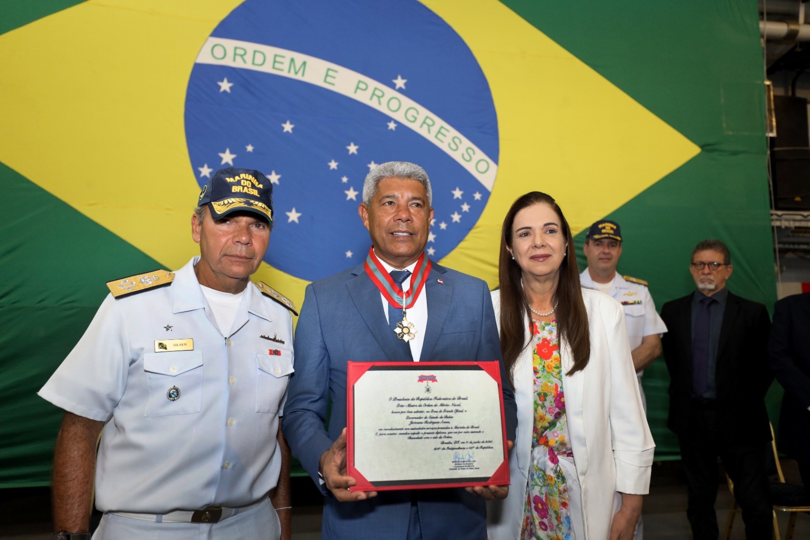 ​Governador Jerônimo Rodrigues recebe Medalha de Mérito Naval durante a Operação Aspirantex 2026