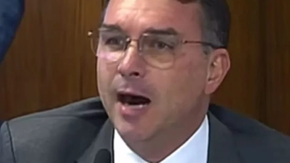 Escritório de Flávio Bolsonaro emitiu R$ 1,5 milhão em notas para empresas ligadas ao esquema de Vorcaro, diz reportagem